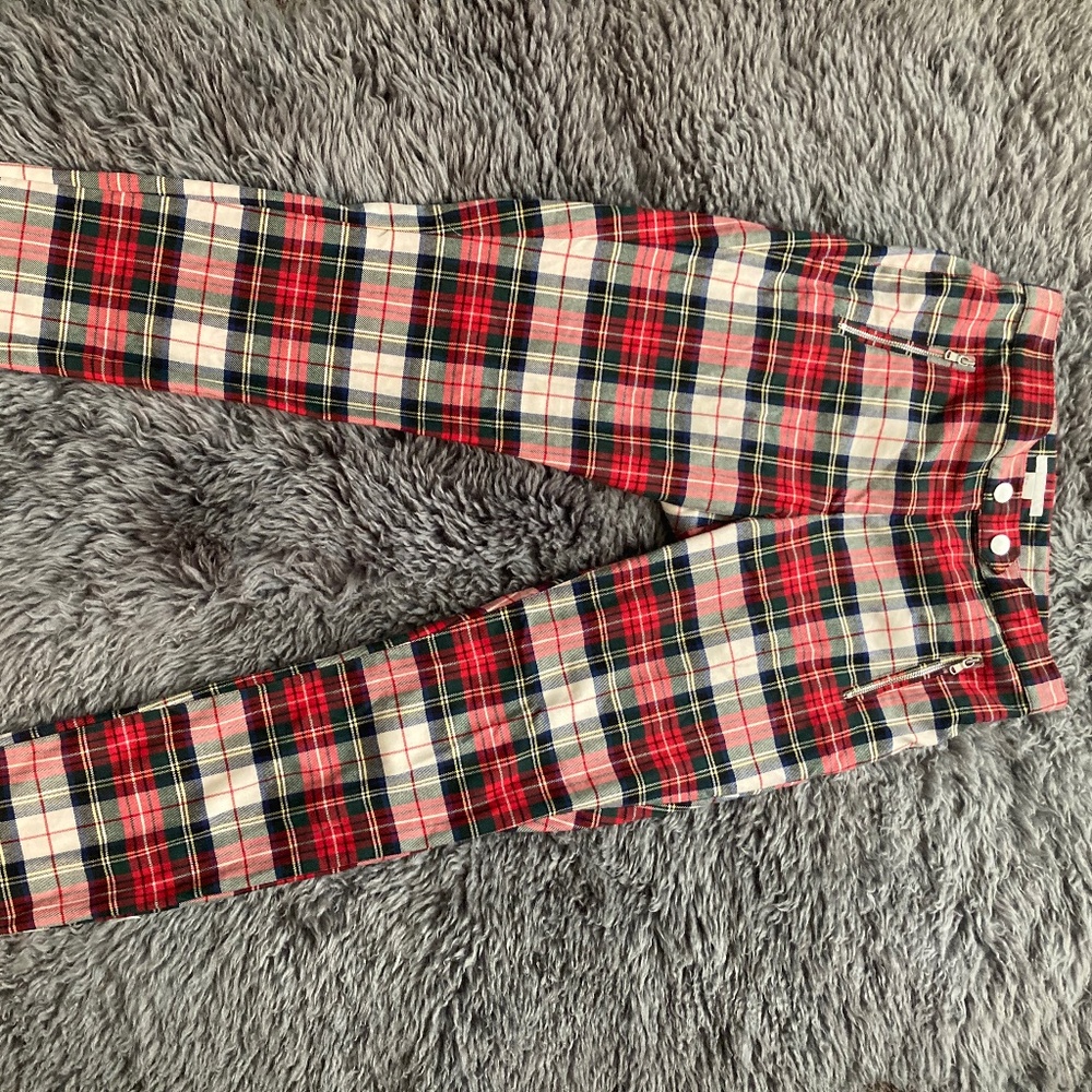 H&M red and green plaid pants with 2 zippered pockets